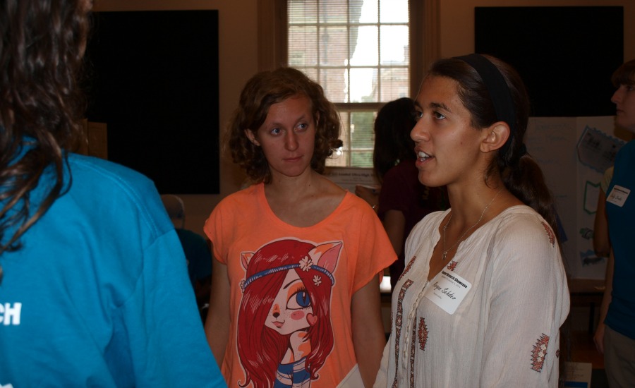 Morgan discusses her research with fellow 1693 Scholar Sora Edwards-Thro '18